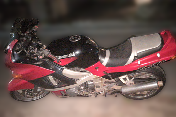 鳥取県境港市で回収したバイク カワサキ ZZR400