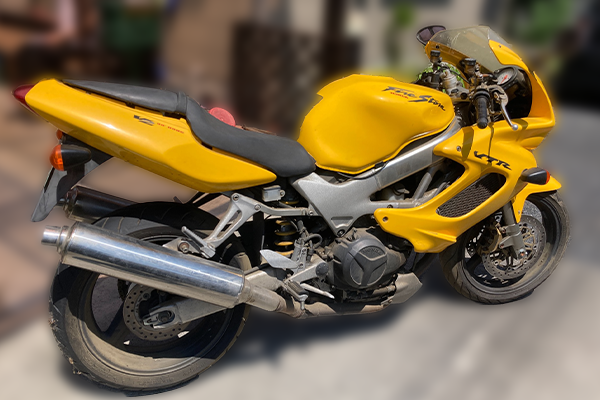 東京都あきる野市で回収したバイク ホンダ VTR1000F